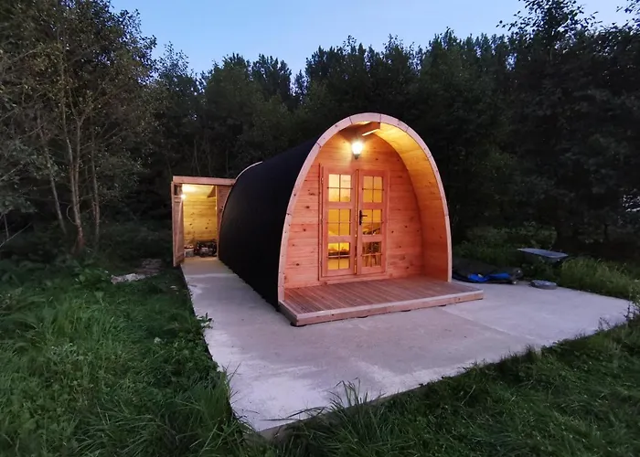 Charmant Pod En Bois Pres D\'Un Plan D\'Eau